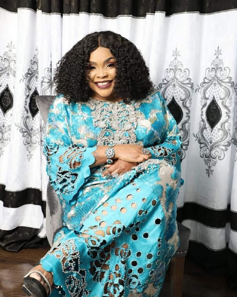 Lola Alao Biography